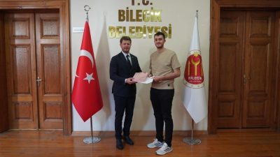 Bilecik’te üniversite sınavında Türkiye 528’incisi olan öğrenci belediyede ağırlandı. Bilecik