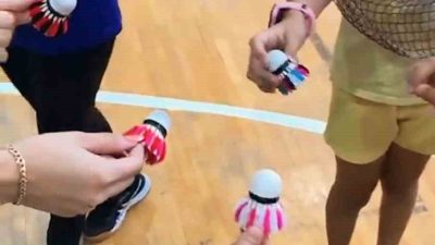 Bilecik’te yaz spor okulları kapsamında gerçekleştirilen badminton kursu, renkli anahtarlıklarla