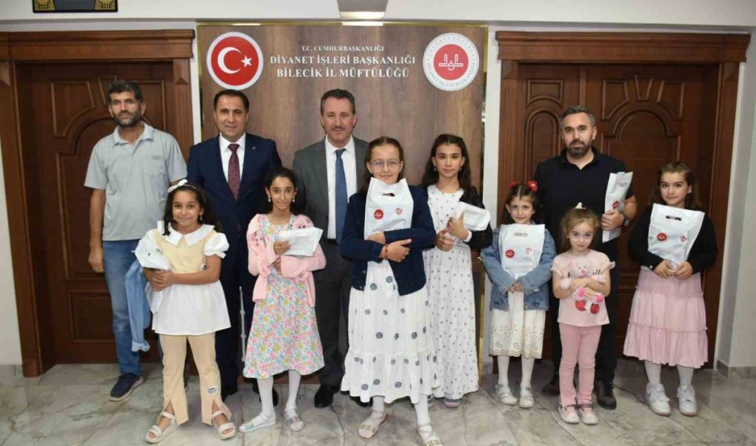 Bilecik’te çocuk evlerinde Kuran-ı Kerim sevinci Bilecik’teki çocuk evlerinde hizmet alan çocuklara, Kuran-ı Kerim hediye edildi.