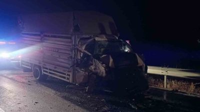 Bilecik’te hafif ticari araç ile kamyonetin çarpışması sonucu meydana gelen