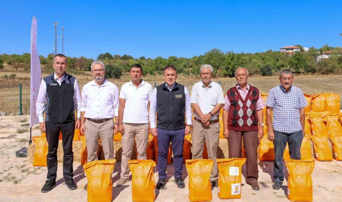 Bilecik’te düzenlenen programda kanola tohumu dağıtımı yapıldı. Valisi Faik Oktay