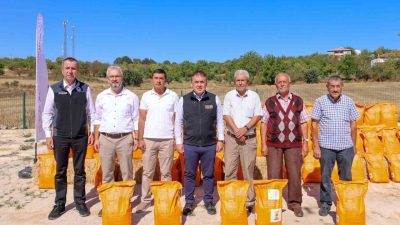 Bilecik’te düzenlenen programda kanola tohumu dağıtımı yapıldı. Valisi Faik Oktay