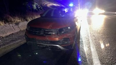 Bilecik’te seyir halinde kontrolden çıkan otomobil refüje çarparken, yaşanan trafik