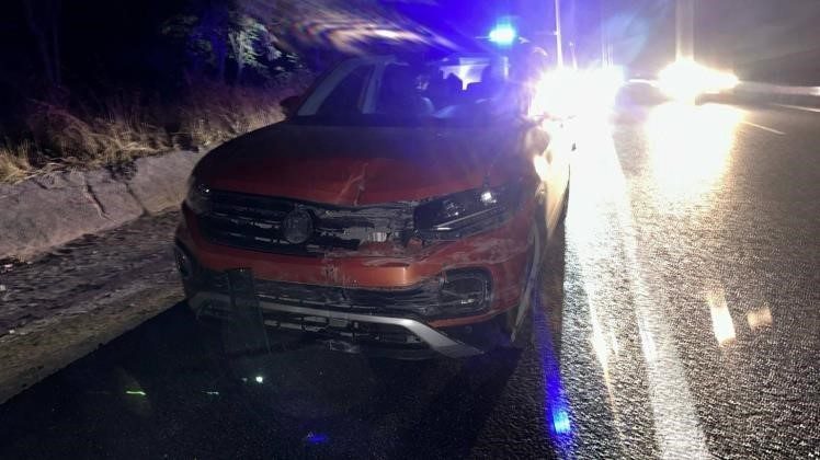 Bilecik’te kontrolden çıkan otomobil refüje çarptı, 1 kişi yaralandı Bilecik’te seyir halinde kontrolden çıkan otomobil refüje çarparken, yaşanan trafik