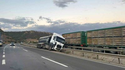 Bilecik’te seyir halinde kontrolden çıkan tır orta refüje çarparken, sürücüsü