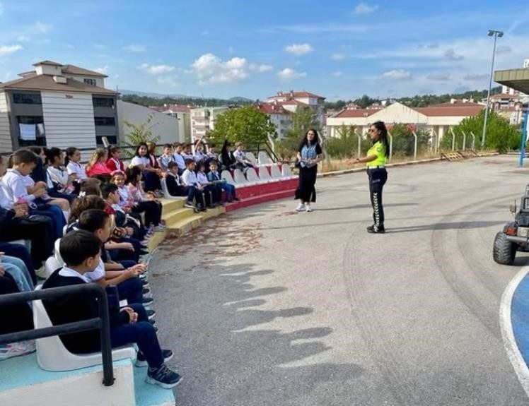 Bilecik’te, Trafik Tescil ve Denetleme Şube Müdürlüğü tarafından Atatürk İlkokulu