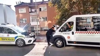 Bilecik’te polis ekipleri, yolda arızalanan otobüse akü takviyesi yaptı. Bilecik