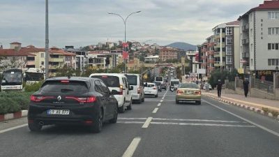 Bilecik’te okulların açıldığı ilk gün trafik çilesi başlarken, kilometrelerce oluşan