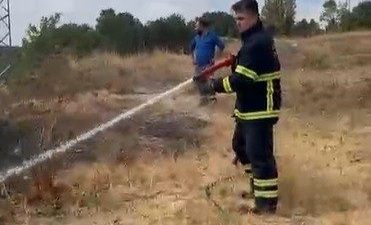 Bilecik’te bir trafoda çıkan yangın otluk alana sıçrarken, alevler büyümeden