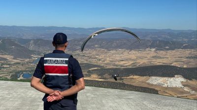Bilecik’in Gölpazarı ilçesinde düzenlenen Meryem Dağı Yamaç Paraşütü etkinliği, jandarma