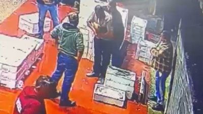 Kocaeli’nin Karamürsel ilçesinde bir balık halinde, yediği hünnap meyvesi soluk