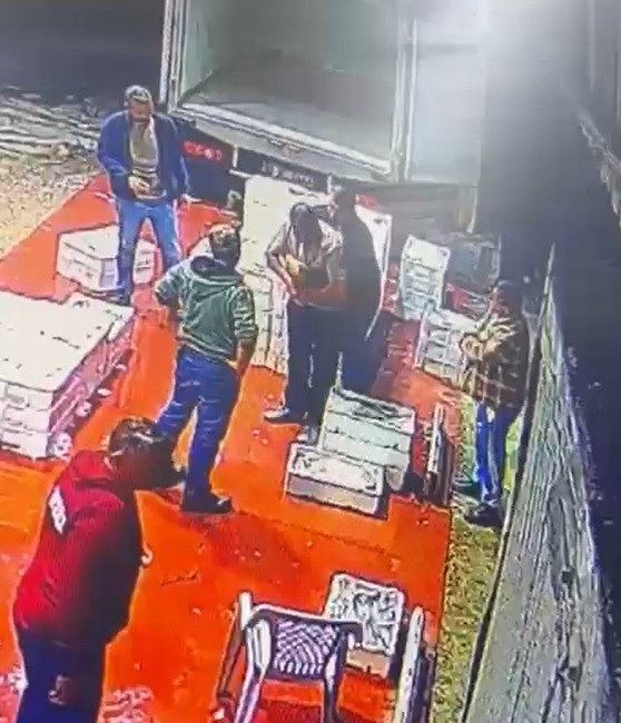 Kocaeli’nin Karamürsel ilçesinde bir balık halinde, yediği hünnap meyvesi soluk