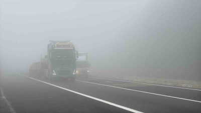 Bolu Dağı’nda etkili olan yoğun sis görüş mesafesini yer yer