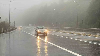 Bolu Dağı’nda etkili olan yoğun sis ve sağanak sebebiyle görüş