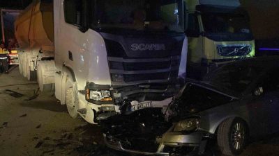 Bolu’da sürücüsünün direksiyon hakimiyetini kaybettiği otomobil, park halindeki minibüs ve