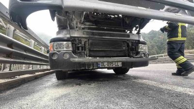 TEM Otoyolu’nun Bolu Dağı Tüneli mevkiinde mobilya yüklü kamyonun motor