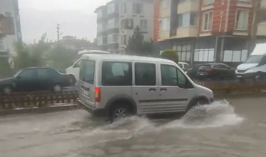 Bolu’da günlerdir etkili olan sıcak hava, yerini sağanağa bıraktı. Şehir