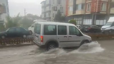 Bolu’da günlerdir etkili olan sıcak hava, yerini sağanağa bıraktı. Şehir