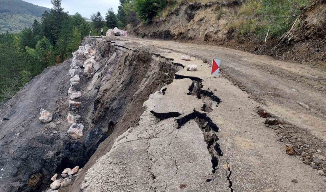 Bozkurt’ta heyelan: Köy yolu ulaşıma kapandı Kastamonu’nun Bozkurt ilçesinde meydana gelen heyelan sebebiyle grup köy yolu