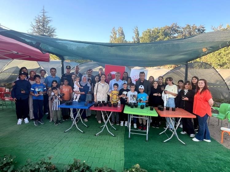 Bilecik’in Bozüyük ilçesinde Sevgi Evi’nde kalan öğrencileri fide dikerek farkındalık