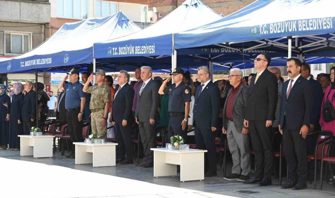 Bozüyük’te İlköğretim Haftası, Cumhuriyet Meydanı’nda düzenlenen törenle kutlandı. Törende ilk