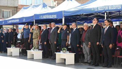 Bozüyük’te İlköğretim Haftası, Cumhuriyet Meydanı’nda düzenlenen törenle kutlandı. Törende ilk