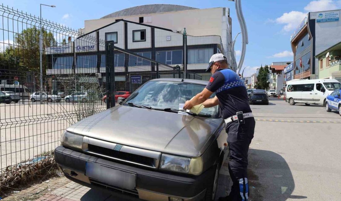 Büyükşehir zabıtası tek tek uyardı Sakarya Büyükşehir Belediyesi, vatandaşın günlük rutinini kolaylaştırmak gayesiyle cadde ve