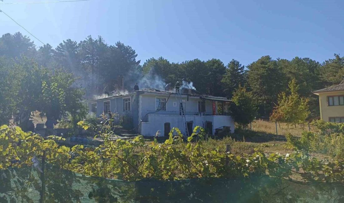 Kastamonu’nun Tosya ilçesinde bir evin çatı kısmında çıkan yangın itfaiye