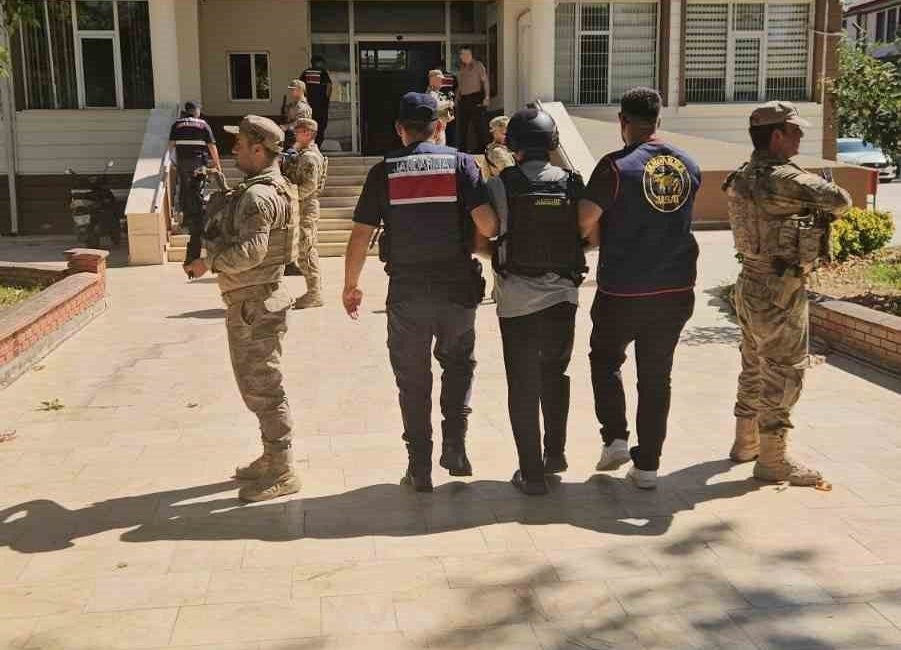 Cinayet zanlısı tutuklanarak cezaevine gönderildi Bilecik’te bir kişiyi öldürerek, olay yerinden kaçan ve ardından yakalanan