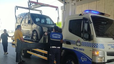 Kocaeli Büyükşehir Zabıtası, araçlarının yakıtı biten bir aileye çekici desteği