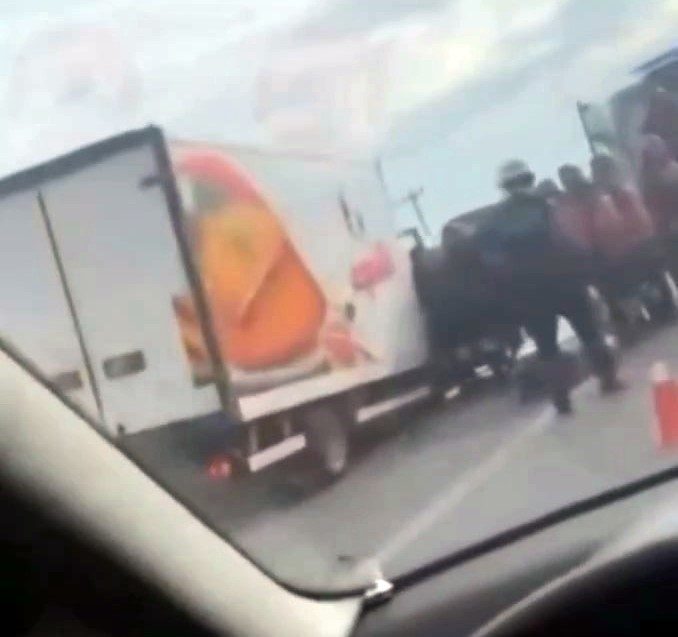 Sakarya’nın Akyazı ilçesi D-100 kara yolunda sürücüsünün kontrolünden çıkan kamyonet