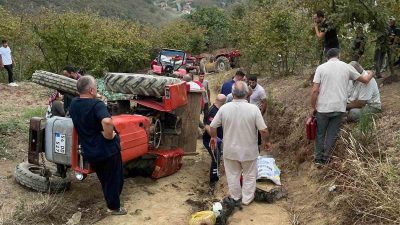 Sakarya’nın Akyazı ilçesinde kontrolünü kaybettiği traktörün devrilmesi neticesinde altında kalan