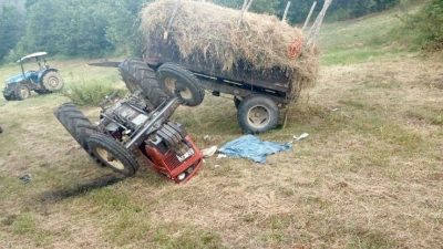 Kastamonu’nun Küre ilçesinde devrilen saman yüklü traktörün altında kalarak ağır
