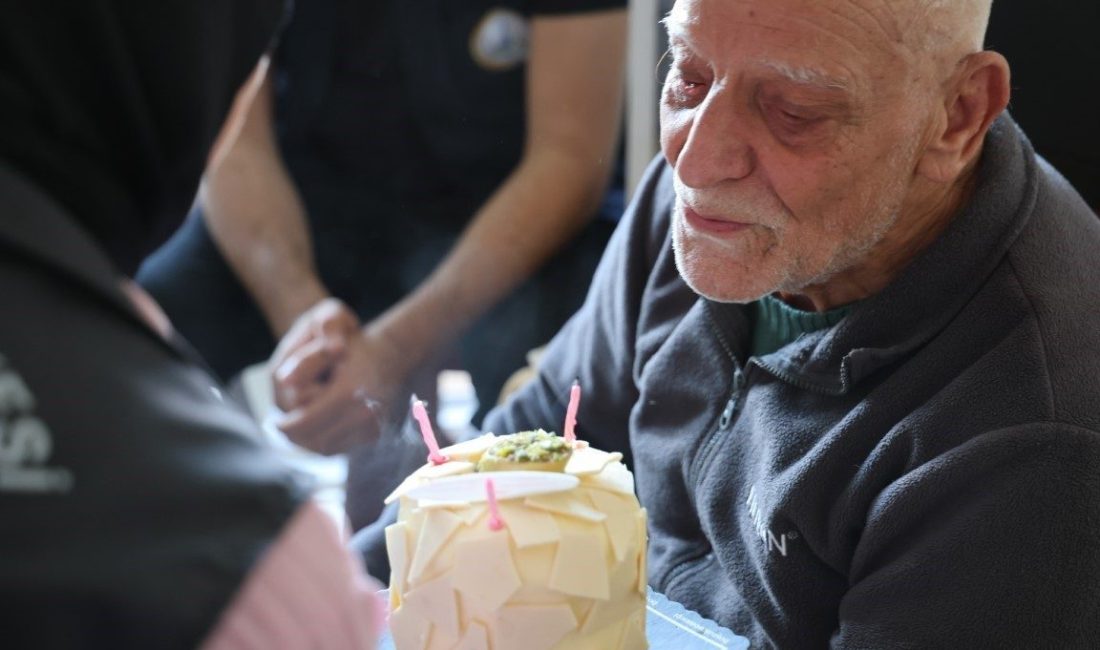 Kartepe’de yalnız yaşayan yaşlılara destek olmak amacıyla kurulan Alo Evlat