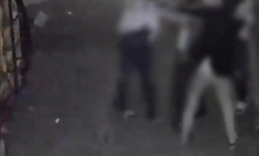 Sakarya’nın Karasu ilçesinde çıkan kavgada 2 kişinin saldırısına uğrayan genç,