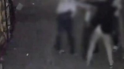 Sakarya’nın Karasu ilçesinde çıkan kavgada 2 kişinin saldırısına uğrayan genç,