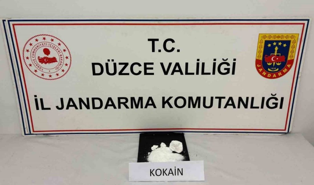 Düzce’de 800 bin TL’lik kokain ele geçirildi DÜZCE (İHA) – Düzce’de jandarma ekiplerinin düzenlediği operasyonda, yaklaşık 800