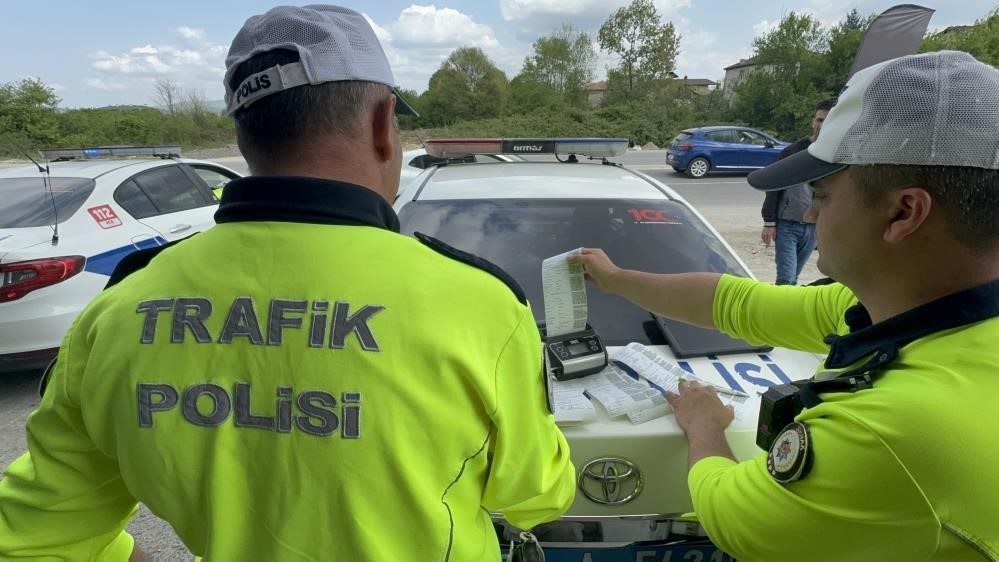 DÜZCE(İHA) – Düzce’de yapılan denetimlerde 15 bin 300 araç, bin