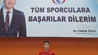Düzce Belediyesi Spor Akademisi’nin genç güreşçileri Mert Halil İşler ve