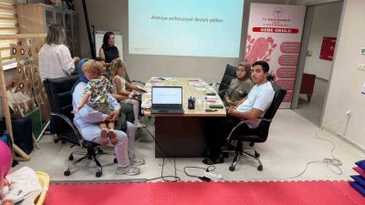 DÜZCE(İHA) – Düzce’de anne baba adaylarıyla sağlık personellerini buluşturan bebek