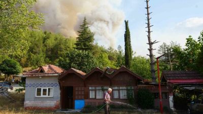 Kastamonu’nun Araç ilçesinde çıkan orman yangını mahallenin yanına kadar yaklaştı.