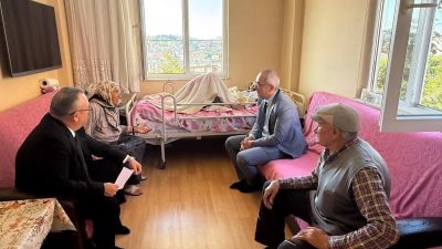Düzce’nin Akçakoca ilçesinde kendisi de hasta olmasına rağmen 97 yaşındaki