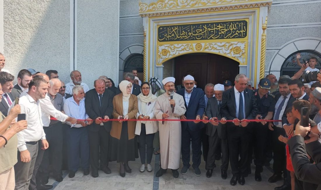 Erbaş, Yalova’da cami açılışına katıldı Diyanet İşleri Başkanı Prof. Dr. Ali Erbaş, Yalova’nın Çınarcık ilçesine