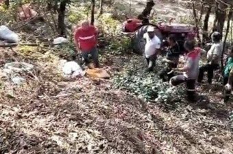 Sakarya’nın Karasu ilçesinde bahçesinden topladığı fındıkları taşıyan sürücü, traktörün devrilmesi