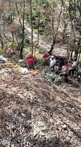 Sakarya’nın Karasu ilçesinde bahçesinden topladığı fındıkları taşıyan sürücü, traktörün devrilmesi