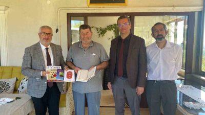 ı Kerim hediye etti. Düzce İl Müftü yardımcısı Hasan İzmirli,