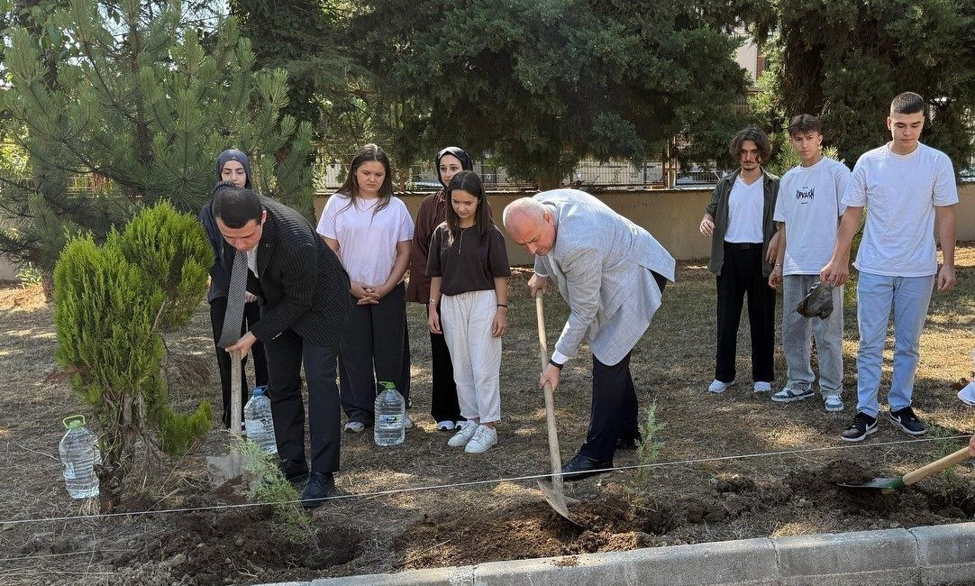 Geleceğe nefes olacak fidanlar toprakla buluştu DÜZCE(İHA) – Düzce’nin Çilimli ilçesinde Kaymakam ile Belediye Başkanı, öğrencilerle