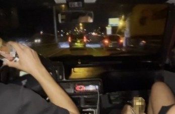 Kocaeli’de bir grup gencin trafikteki tehlikeli yolculuğu, kameralara yansıdı. Sürücünün