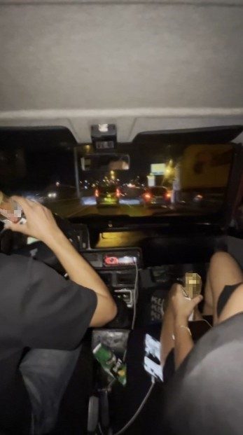 Kocaeli’de bir grup gencin trafikteki tehlikeli yolculuğu, kameralara yansıdı. Sürücünün