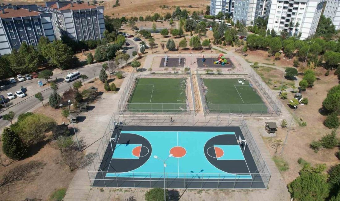 Gençlik parkının spor sahaları yenileniyor Çayırova Cumhuriyet Mahallesi’nde bulunan spor sahalarında yenileme çalışmaları gerçekleştiriyor. Yapılan